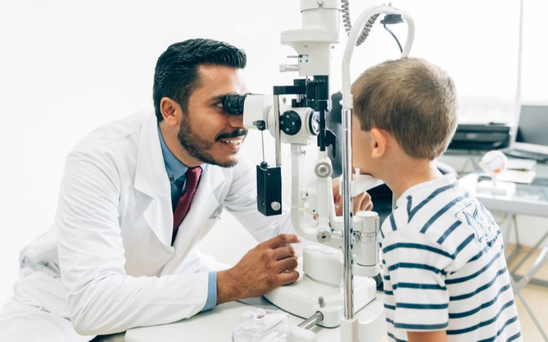 bác sĩ của kính thuốc Cumaki đang khám cho một bé trai đây là phân tích chuyên sâu các nguyên nhân làm tăng độ ngày càng nhiều ở trẻ em