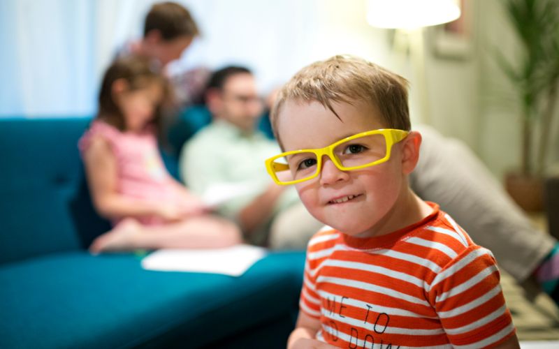 một em bé đeo kính kính có yếu tố di truyền học