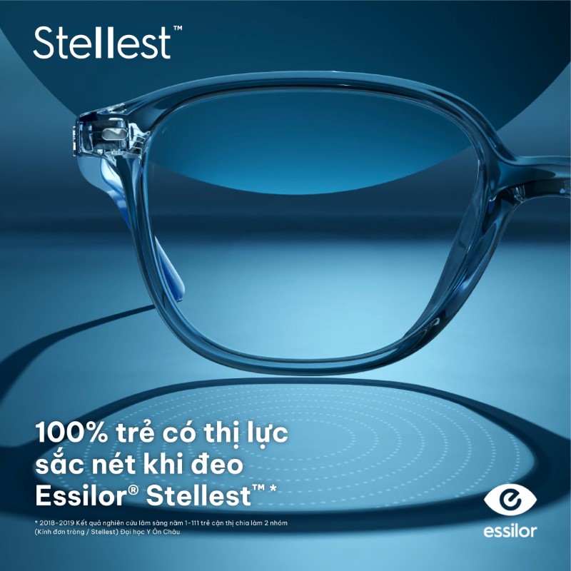 Kính mắt Essilor Stellest cho trẻ em với tròng kính trong suốt trên nền xanh hiện đại